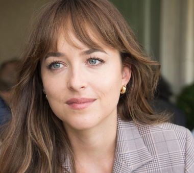Dakota Johnson Ceritakan Cara Berpacaran dengan Chris Martin