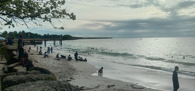 Libur tahun baru 2022 menjadi momen bagi warga untuk berlibur, salah satunya di pantai yang berada di Pesisir Barat. Lampost.co/Yon
