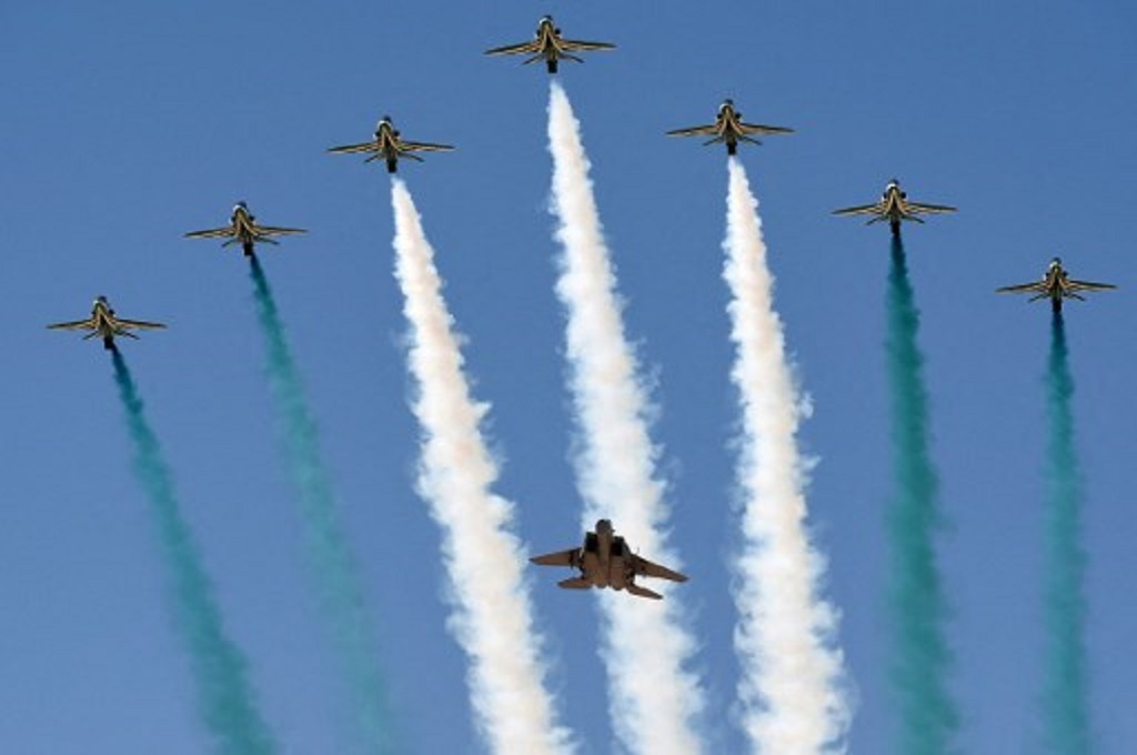 Sejumlah pesawat jet tempur milik Angkatan Udara Arab Saudi melakukan manuver akrobatik. (AFP)