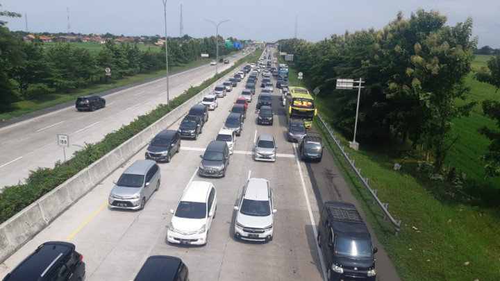 Arus Balik Kendaraan Mengular 3 Km di Gerbang Tol Cipali Arah Jakarta