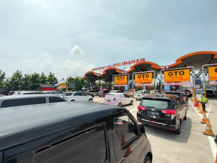 Arus Balik 20 Ribu Kendaraan Lewati GT Cipali Arah Jakarta
