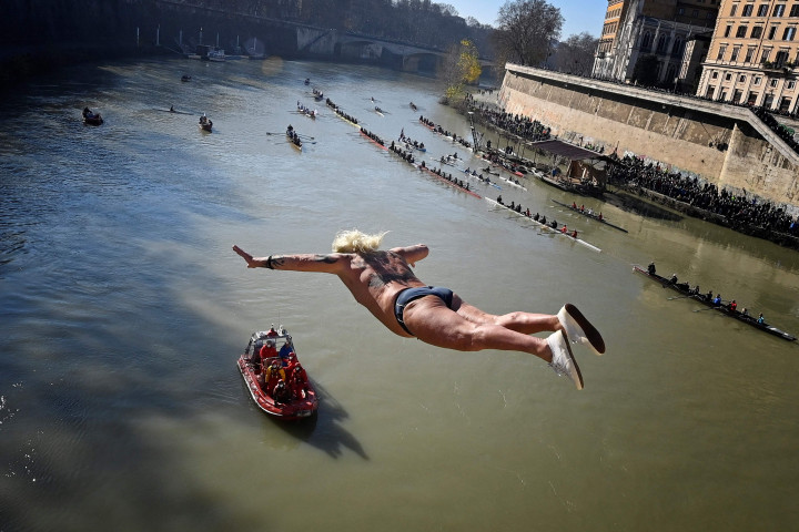 Warga Italia Melompat ke Sungai Tiber Rayakan Tahun Baru
