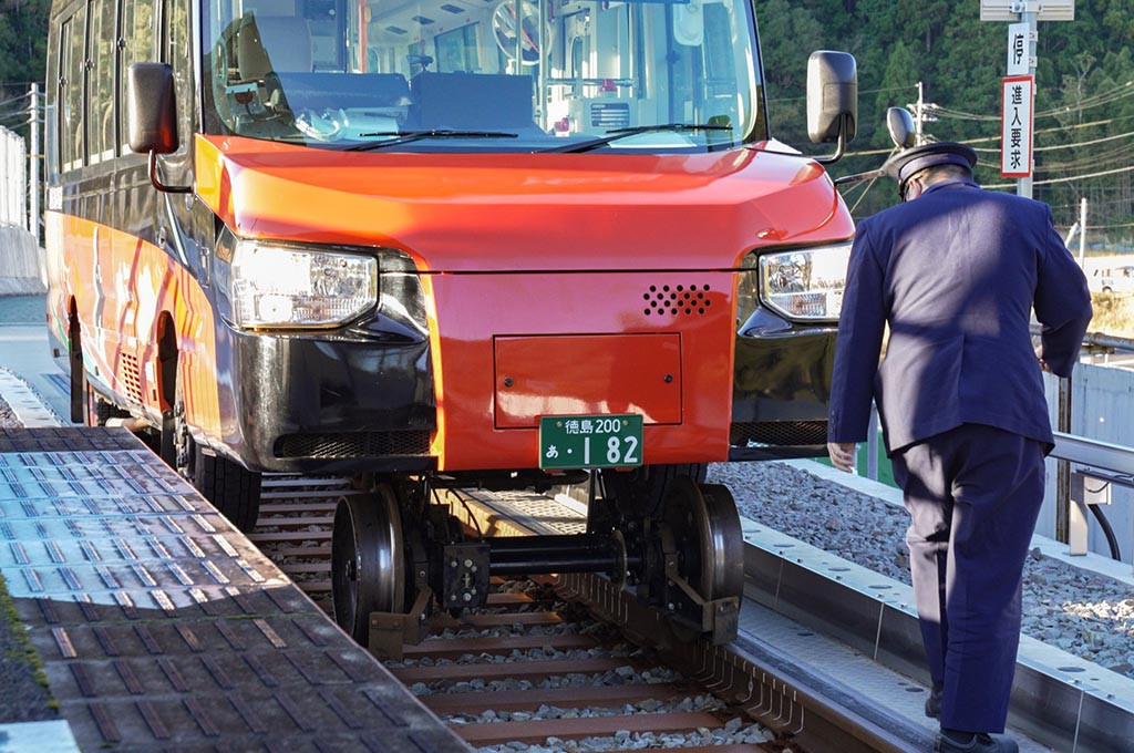 DMV sudah dioperasikan di Kaiyo, Tokushima, Jepang. Carscoops