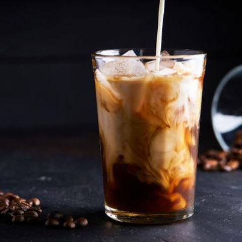 Buat sendiri es kopi susu gual arena kekinian yuk! Mudah kok. (Foto: Dok. Endeus TV)