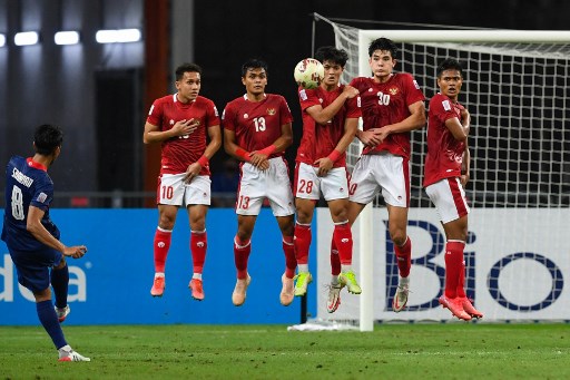 Pagar betis timnas Indonesia saat menghadapi Thailand. (Roslan RAHMAN / AFP)