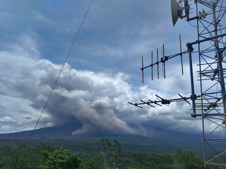 Gunung Semeru <i>Muntahkan</i> Lagi Awan Panas Guguran