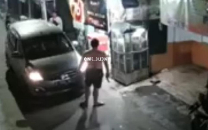 Koboi Jalanan 'Pamer' Pistol Setelah Seruduk Motor di Tangsel