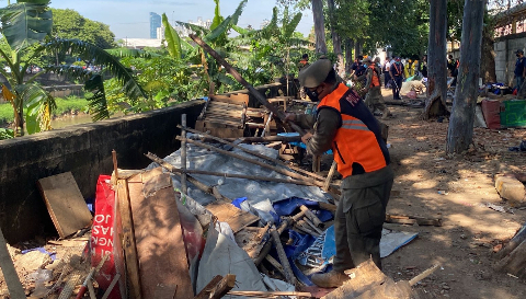 60 Gubuk Liar di Jalan Inspeksi Tanah Abang Dibongkar