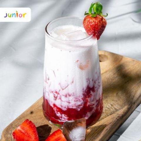 Siang ini segarkan hari dengan minuman segar Korean strawberry milk yuk! (Foto: Dok. Endeus TV)