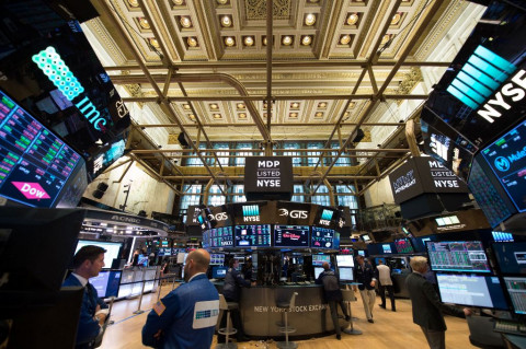 Wall Street Bervariasi, Nasdaq dan S&P 500 Anjlok