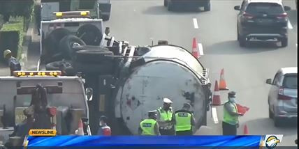 Jalur Direbut, Truk Pengangkut Abu Batu Bara Terbalik di Tol Jagorawi