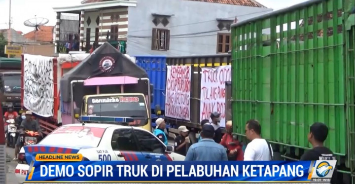 Truk Mengular Panjang di Pelabuhan Ketapang, Para Sopir Menolak Aturan Ini