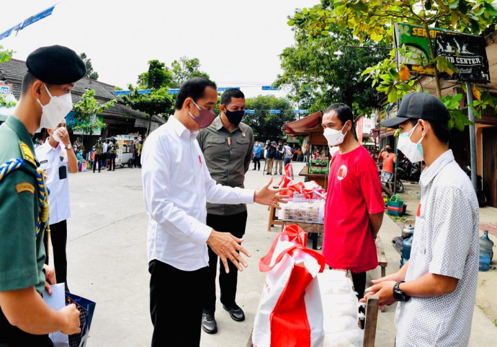 Presiden Bagikan Bantuan Tunai kepada Pedagang di Pasar Gemolong