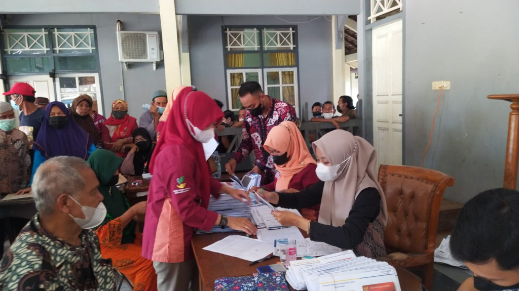  Penyaluran bantuan pangan non tunai. Medcom.id/ Rhobi Shani
