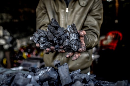 Ilustrasi batu bara. Foto: AFP/Mohamed Abed.
