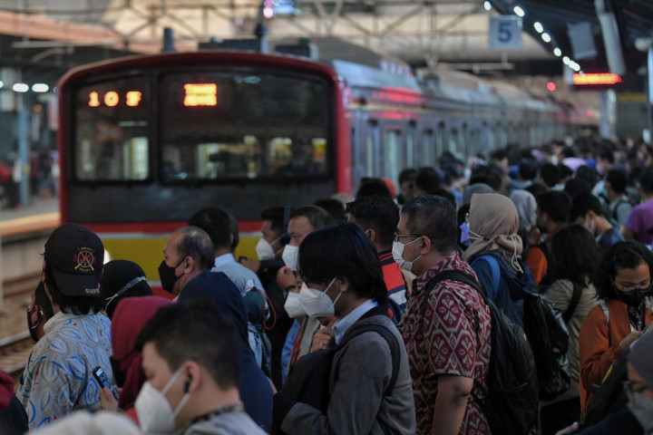 PPKM Level 2, Stasiun Tanah Abang Dipadati Penumpang