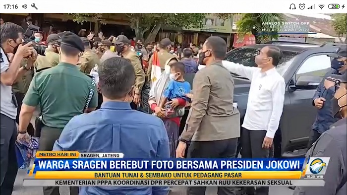 Warga Sragen Berebut Foto Bersama Presiden Jokowi