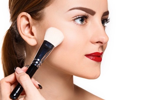 Daripada operasi plastik, banyak wanita mengakalinya dengan menggunakan teknik contouring pada saat bermake up. (Foto: Ilustrasi. Dok. Freepik.com)