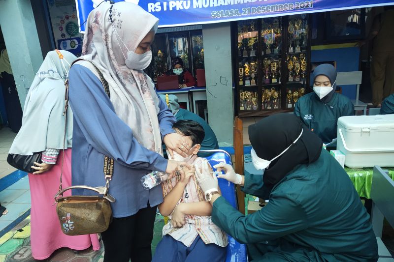 Seorang anak mengikuti vaksinasi COVID-19 di Kota Palangka Raya, beberapa waktu lalu. (ANTARA/Rendhik Andika)