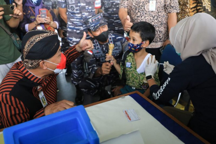 Ribuan Anak Jalani Vaksinasi di Kapal Perang TNI AL