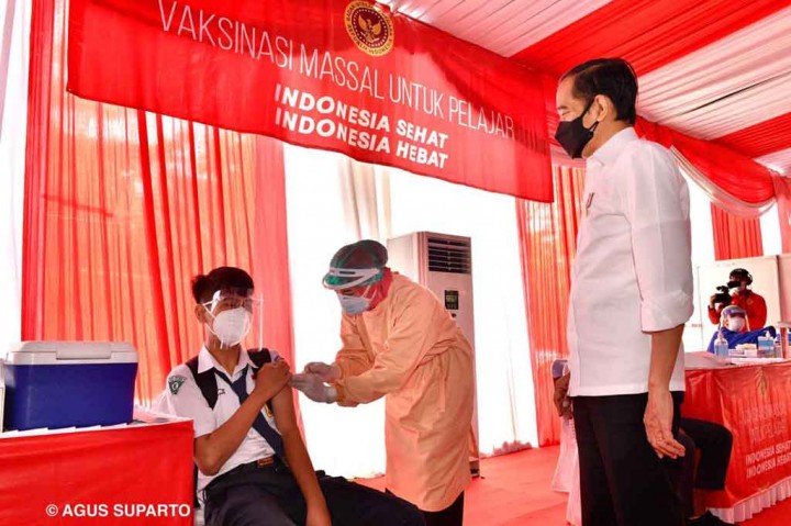 Presiden Joko Widodo meninjau pelaksanaan vaksinasi untuk pelajar di SMP Negeri 3 Mejayan, Madiun, Jawa Timur, Kamis, 19 Agustus 2021. Istana Kepresidenan/ Agus Suparto