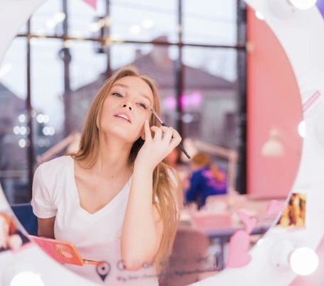 Kamu enggak perlu membeli produk mahal, cukup gunakan produk make up yang sudah ada. (Foto: Ilustrasi. Dok. Freepik.com)