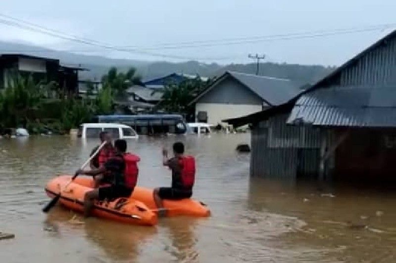 TIM SAR nampak berupaya mengevakuasi warga di kawasan pasar Youtefa, Kota Jayapura, Jumat (7/1). ANTARA/HO-Dokumen pribadi