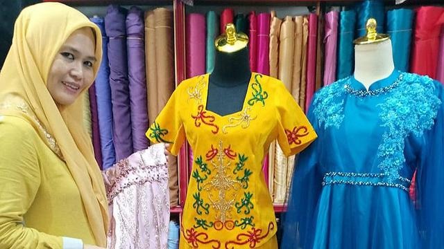 Ernawati adalah pengusaha wanita berusia 40 tahun. Dia sukses mengembangkan usaha kain dan perlengkapan jahit (Foto:Dok.BRI)