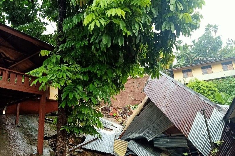 Longsoran tanah mengenai rumah warga di Kota Jayapura, Provinsi Papua. (ANTARA/HO)