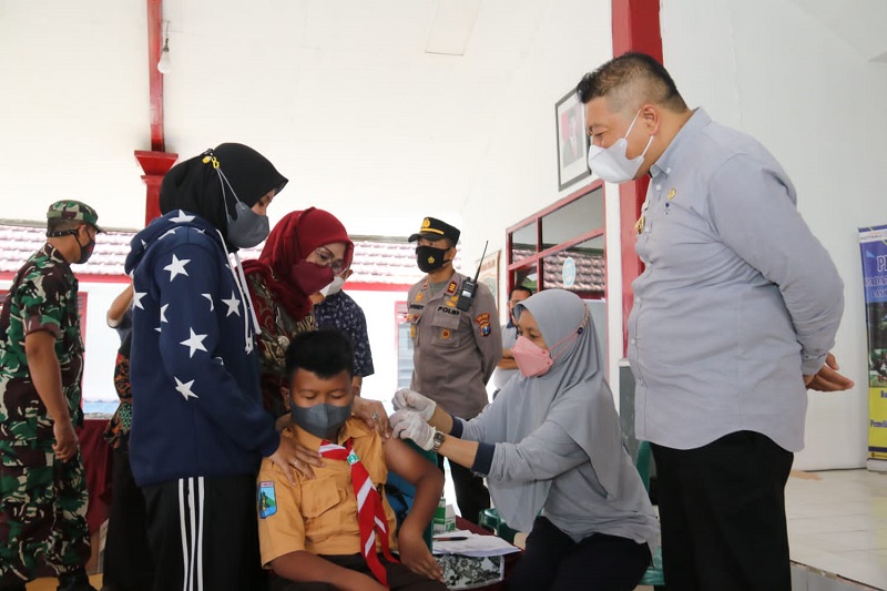   Wakil Bupati Malang, Didik Gatot Subroto, saat meninja vaksinasi untuk anak-anak, Jumat 7 Januari 2022.