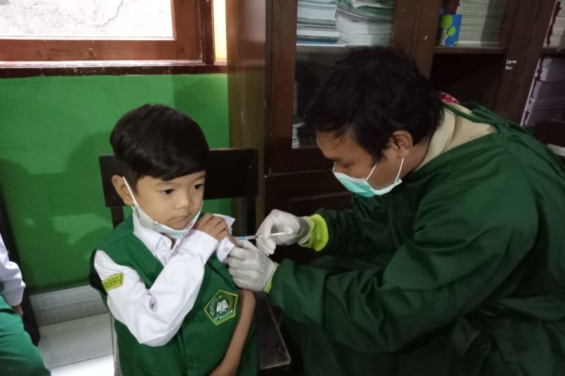 Ilustrasi - Kegiatan vaksinasi anak usia 6-11 tahun di Madrasah Ibtidaiah Negeri 1 Kota Mataram, Provinsi Nusa Tenggara Barat. (ANTARA/Nirkomala)