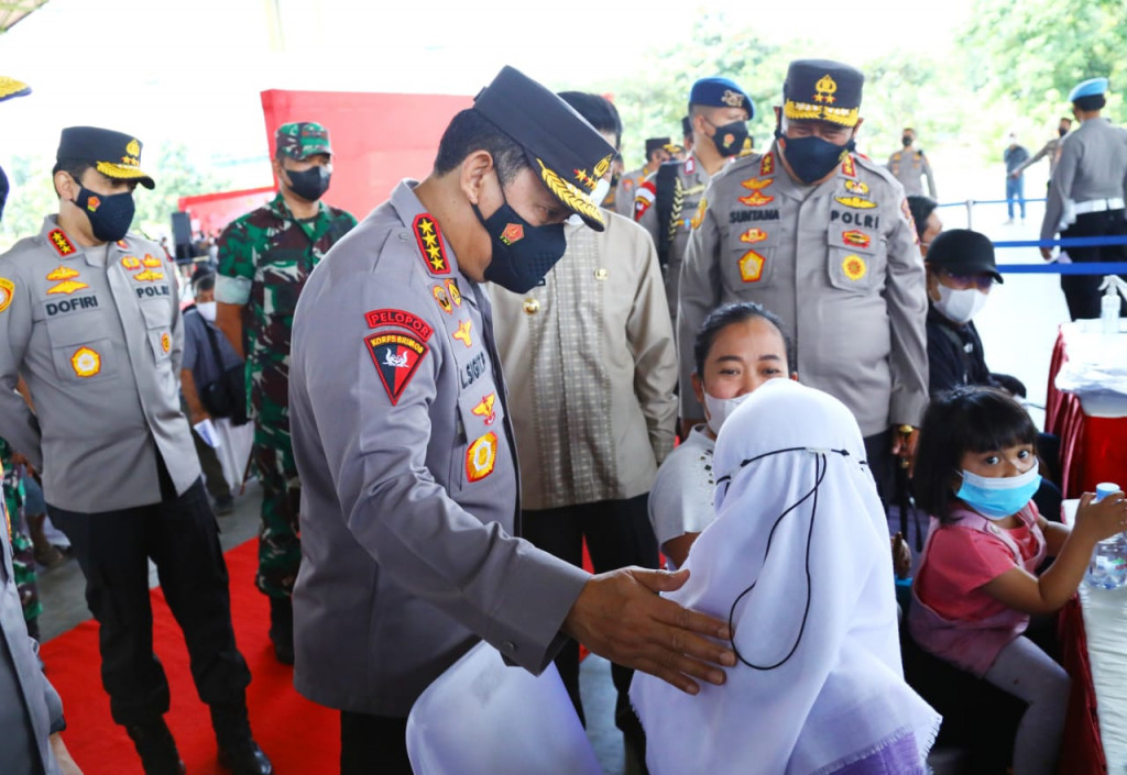 Kapolri Jenderal Listyo Sigit Prabowo memantau vaksinasi serentak di Gedung Dome Bale Rame, Kabupaten Bandung, Jumat, 7 Januari 2022. Dokumentasi/ istimewa