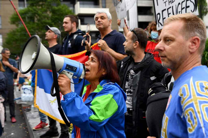 Potret Fans Memprotes Penahanan Djokovic di Australia