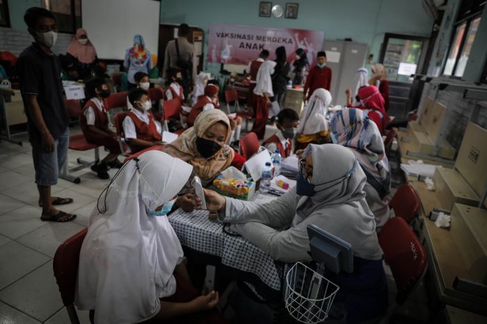 ?Siswa SD mengikuti vaksinasi covid-19 Sinovac dosis pertama di SDN 03, Larangan Selatan, Tangerang. MI/Ramdani 
