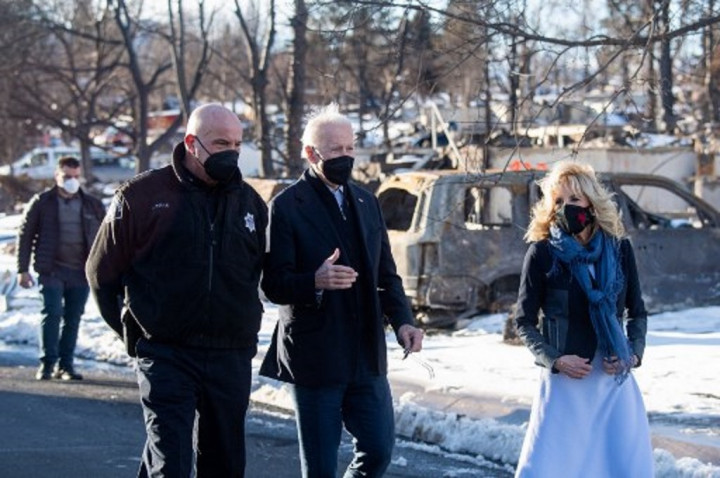 Biden Sebut Kebakaran Hutan Colorado 'Peringatan Merah' Perubahan Iklim