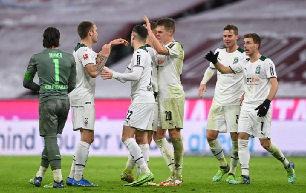 Selebrasi para pemain Borussia Moenchengladbach usai meraih kemenangan atas Bayern Muenchen (Foto: AFP/Christof Stache)