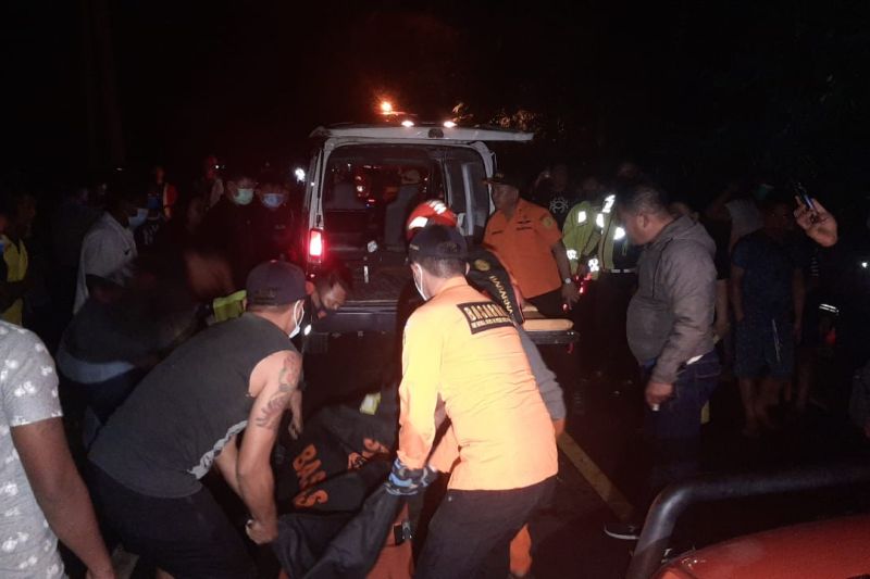 Tim SAR gabungan Basarnas Manado melakukan evakusasi korban pengendara sepeda motor yang tertimpa pohon Desa Sawangan, Kabupaten Minahasa Utara, Sulawesi Utara, Jumat (7/1/2022), (FOTO ANTARA/HO-Humas Basarnas Manado)