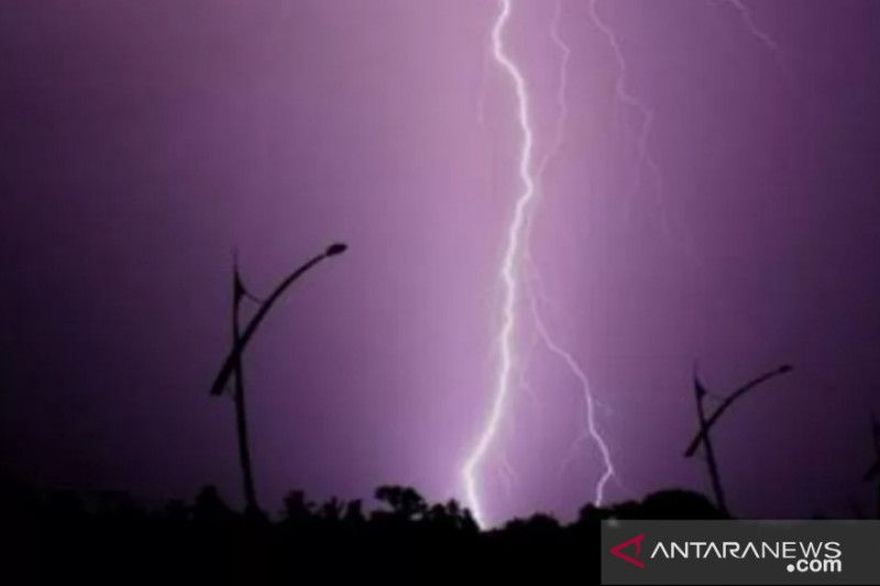 lustrasi - Petir menyambar. (ANTARA FOTO/Iggoy el Fitra/aww)