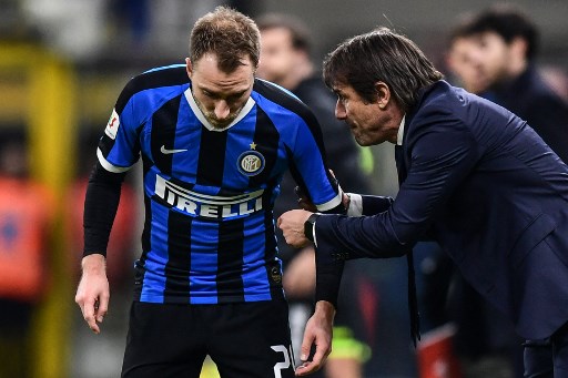 Kebersamaa Antonio Conte (kanan) dan Christian Eriksen ketika masih sama-sama membela Inter Milan. (Miguel MEDINA / AFP)
