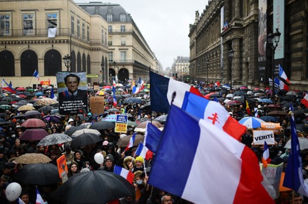Ratusan demonstran anti-vaksin berunjuk rasa di Paris, Prancis, 8 Januari 2022. (Christophe ARCHAMBAULT / AFP)