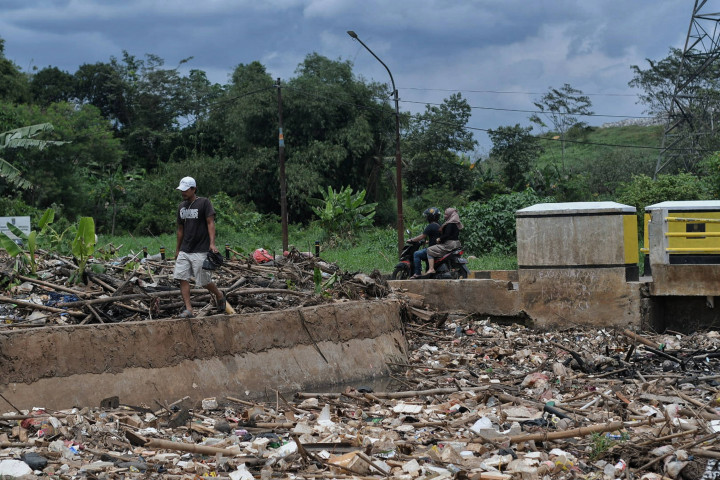 Potret Tumpukan Sampah di Kali Sanggrahan Depok