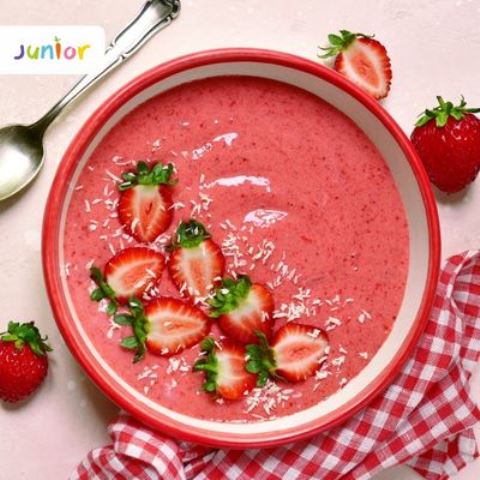 Yuk, buat MPASI sehat gabungan stroberi dan pisang untuk si kecil. (Foto: Dok. Endeus TV)