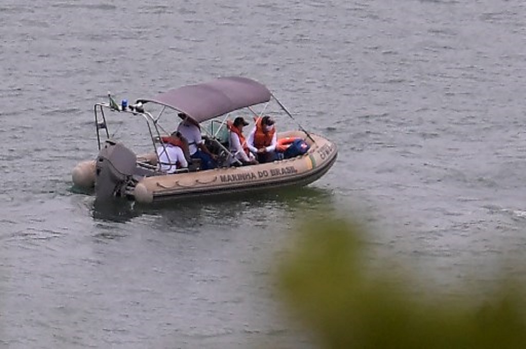 Petugas melakukan operasi pencarian korban di Danau Furnas, Capitolio, Brasil, 9 Januari 2022. (Douglas MAGNO / AFP)