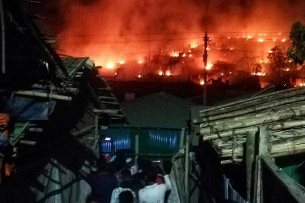 Kebakaran melanda kamp pengungsian di Ukhia, Bangladesh, 9 Januari 2022. (AFP)