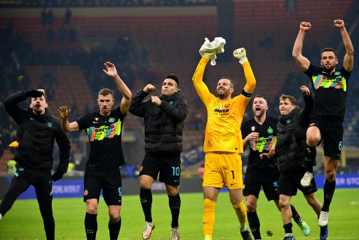 Selebrasi kemenangan para pemain Inter Milan. (Foto: MIGUEL MEDINA / AFP)