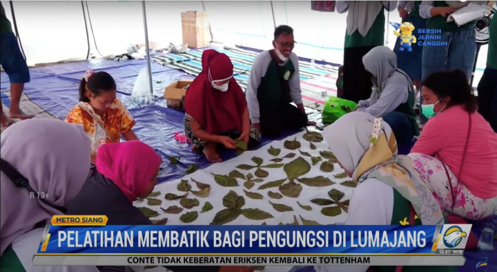 Hilangkan Jenuh, Pengungsi Semeru Berlatih Membatik Teknik Ecoprint