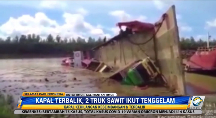 Kapal Pengangkut Truk Terbalik di Kutai Timur