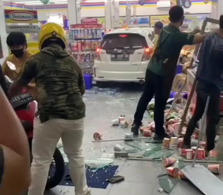Viral Honda Jazz Geruduk Indomaret, Begini Kronologinya