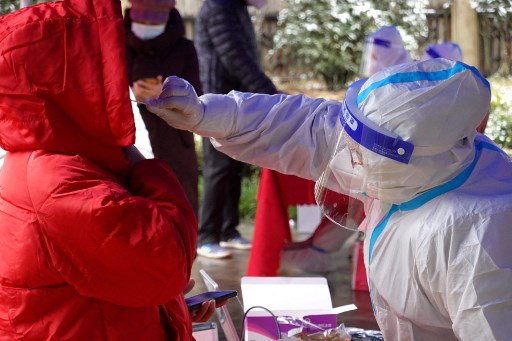 Warga Tiongkok kembali menjalani proses tes covid-19. Foto: AFP