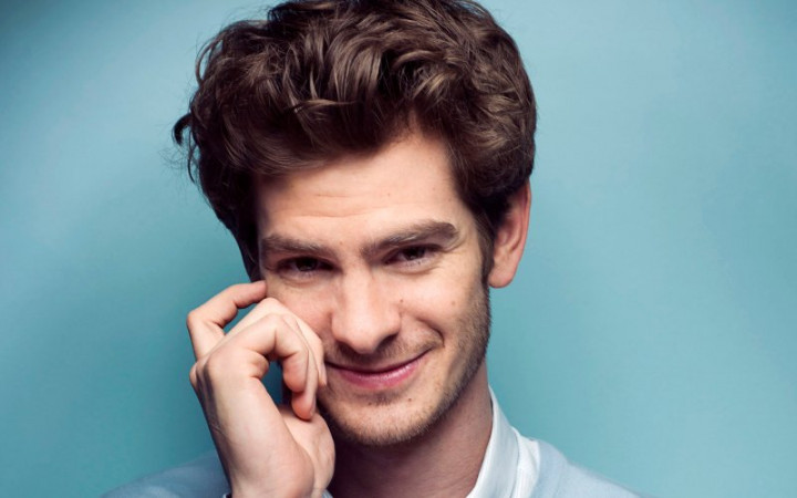Andrew Garfield Sabet Piala Golden Globe Awards Pertama